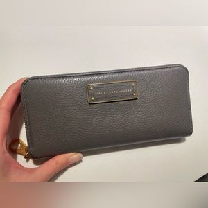 LIKE NEW MARC JACOBS WALLET zip around with card slots